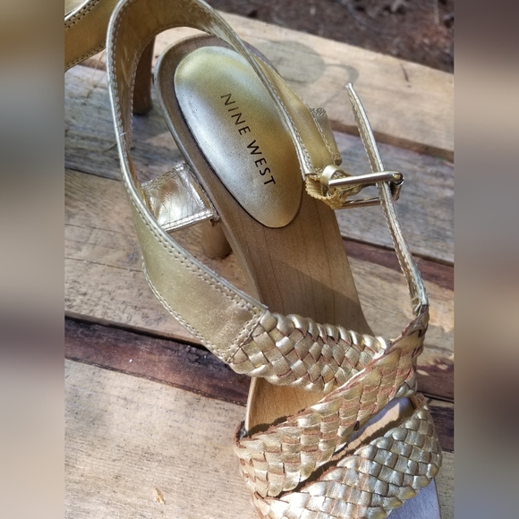 Size 9 Nine West High Heel Platform Shoes Ladies Gold Wood Sandals - Picture 2 of 8